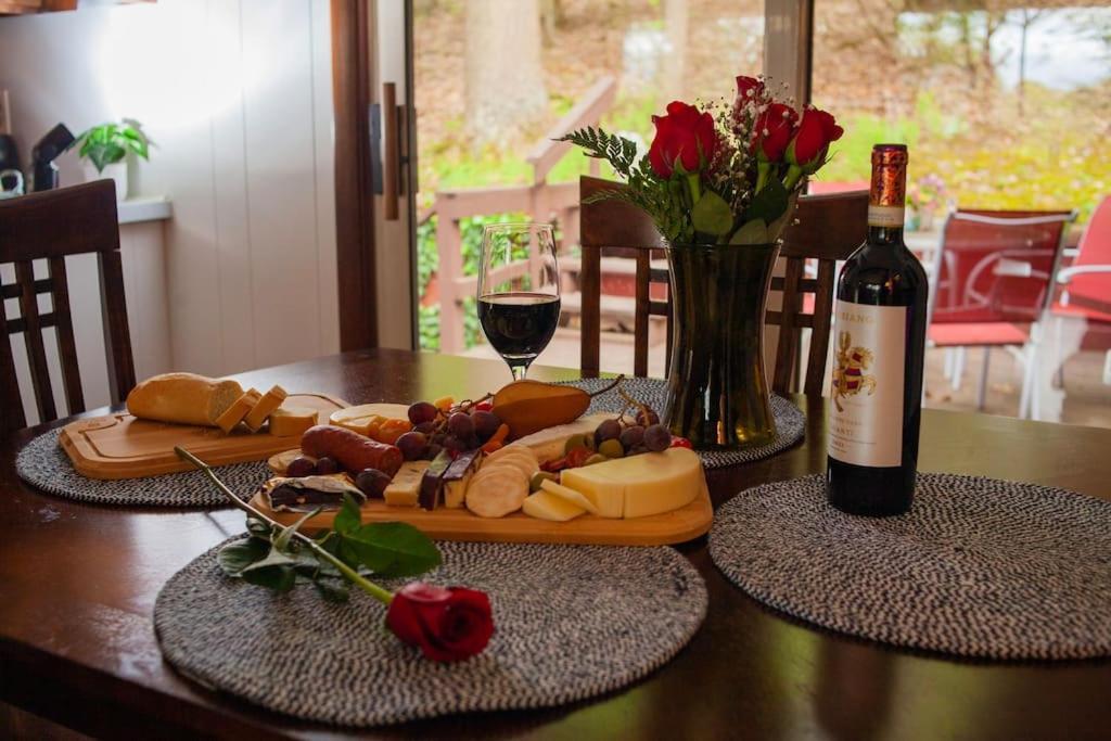 Modern Cabin With Hot Tub Grill Lake Beach Wineries Hiking Fishing And Hershey Park Family And Pet Friendly Superhosts On Ab&B Mount Gretna Екстериор снимка